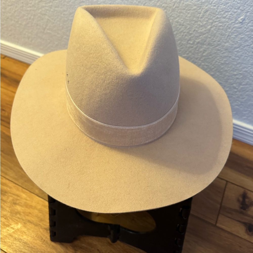 Lack of color cream hat